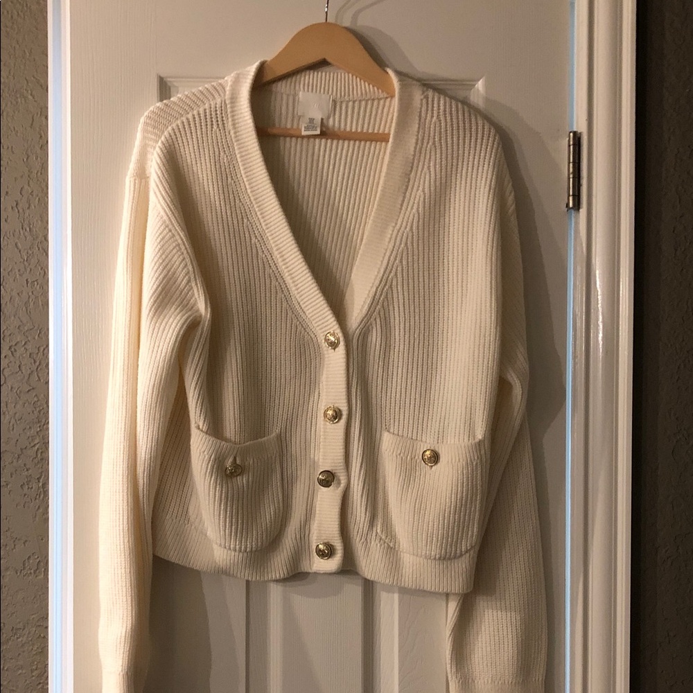 H&M cardigan with gold buttons⭐️